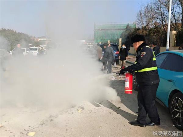 突发！校园外皮卡起火，华威保安15分钟快速处置化险为夷